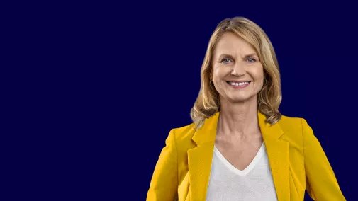 Abbildung einer Frau mittleren Alters in einem gelben Blazer vor einem dunkelblauen Hintergrund