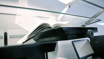 Foto eines Hightech-Scanner, mit dem gerade ein Buch eingescannt wird